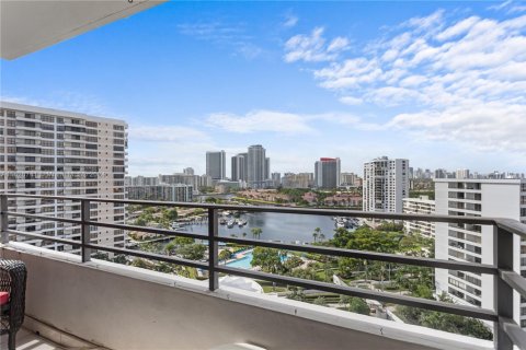 Condominio en venta en Hallandale Beach, Florida, 2 dormitorios, 130.06 m2 № 1962867 - foto 3