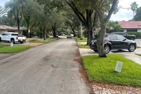 Casa en venta en Miami Lakes, Florida, 5 dormitorios, 281.77 m2 № 1792435 - foto 2