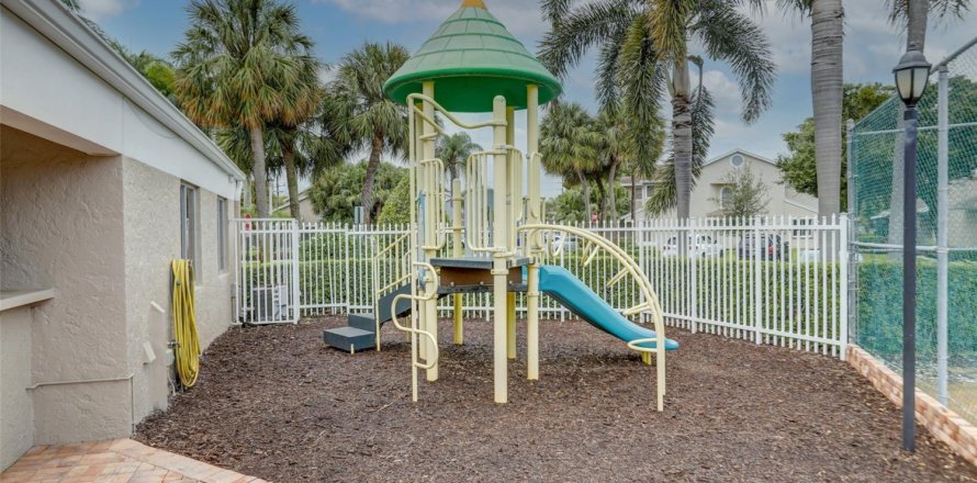 Townhouse in Deerfield Beach, Florida 2 bedrooms, 127.46 sq.m. № 1217486