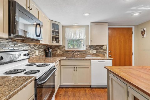 House in Lady Lake, Florida 3 bedrooms, 136.57 sq.m. № 2204153 - photo 22