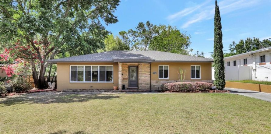 House in Orlando, Florida 2 bedrooms, 169.18 sq.m. № 1602201