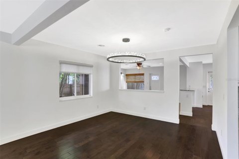 House in Orlando, Florida 2 bedrooms, 169.18 sq.m. № 1602201 - photo 14