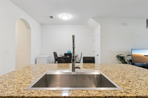 Townhouse in Brandon, Florida 3 bedrooms, 158.58 sq.m. № 2313430 - photo 11