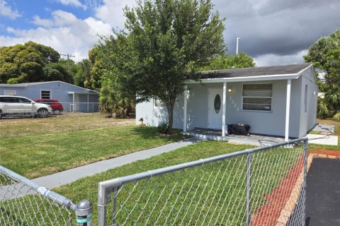 Снять в аренду виллу или дом в Форт-Лодердейл, Флорида 2 спальни, 61.32м2, № 1890037 - фото 1