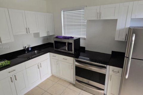 Снять в аренду виллу или дом в Форт-Лодердейл, Флорида 2 спальни, 61.32м2, № 1890037 - фото 3