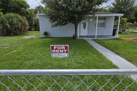 Снять в аренду виллу или дом в Форт-Лодердейл, Флорида 2 спальни, 61.32м2, № 1890037 - фото 2