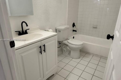 Villa ou maison à louer à Miami, Floride: 3 chambres, 221.11 m2 № 2024233 - photo 4