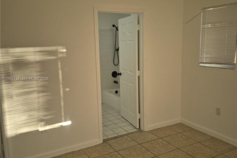 Villa ou maison à louer à Miami, Floride: 3 chambres, 221.11 m2 № 2024233 - photo 12
