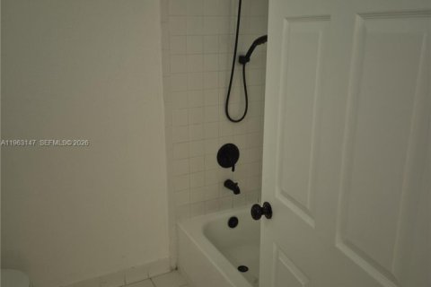 Villa ou maison à louer à Miami, Floride: 3 chambres, 221.11 m2 № 2024233 - photo 14