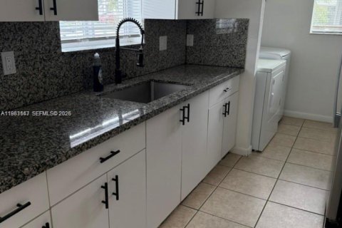 Villa ou maison à louer à Miami, Floride: 3 chambres, 221.11 m2 № 2024233 - photo 2