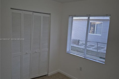 Villa ou maison à louer à Miami, Floride: 3 chambres, 221.11 m2 № 2024233 - photo 11