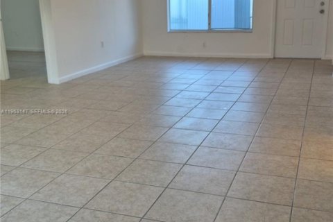 Villa ou maison à louer à Miami, Floride: 3 chambres, 221.11 m2 № 2024233 - photo 5