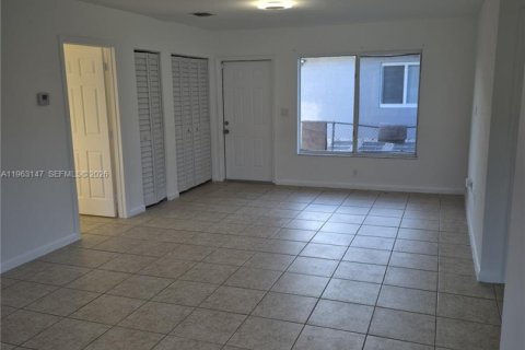 Villa ou maison à louer à Miami, Floride: 3 chambres, 221.11 m2 № 2024233 - photo 7