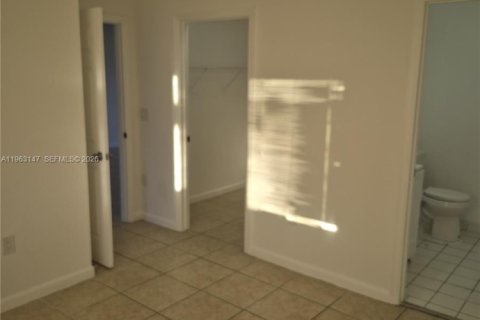 Villa ou maison à louer à Miami, Floride: 3 chambres, 221.11 m2 № 2024233 - photo 15