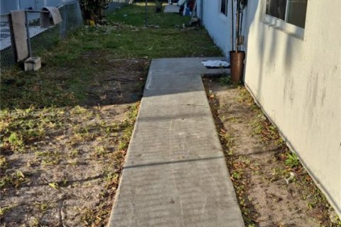 Villa ou maison à louer à Miami, Floride: 3 chambres, 221.11 m2 № 2024233 - photo 16