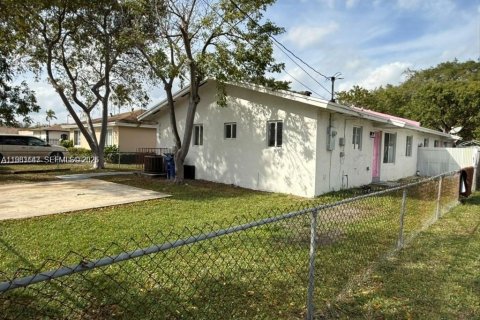 Villa ou maison à Miami, Floride 3 chambres, 221.11 m2 № 2024233