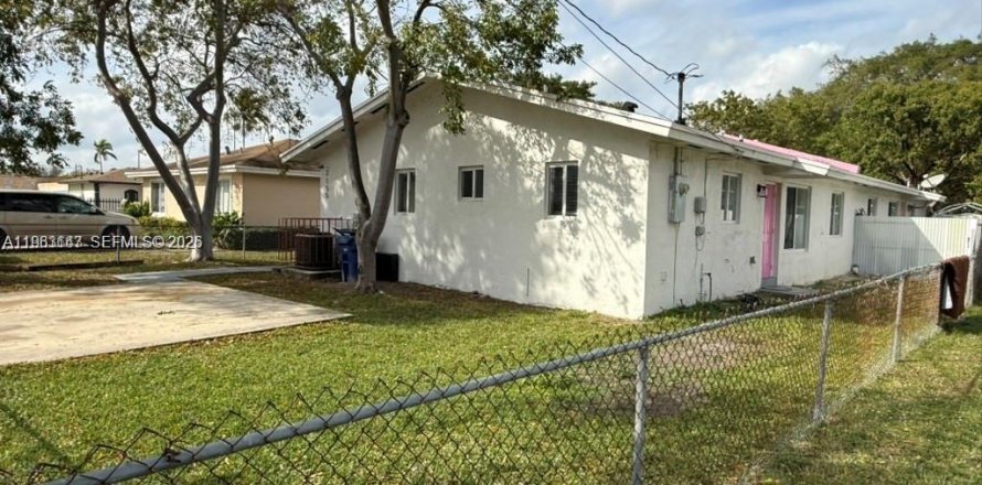 Villa ou maison à Miami, Floride 3 chambres, 221.11 m2 № 2024233