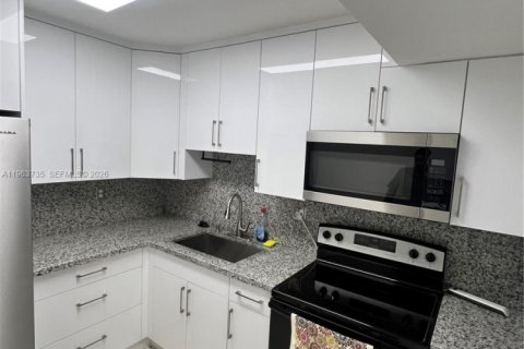 Apartamento en alquiler en Miami, Florida, 3 dormitorios, 95.13 m2 № 2025465 - foto 2
