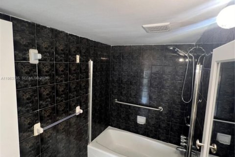 Apartamento en alquiler en Miami, Florida, 3 dormitorios, 95.13 m2 № 2025465 - foto 12