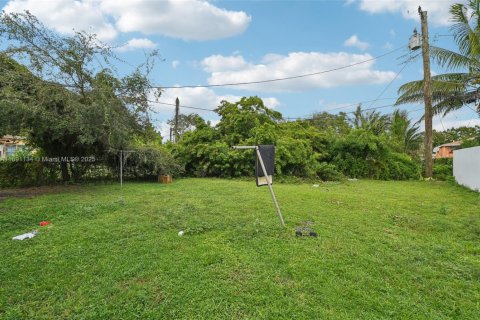 Villa ou maison à vendre à Miami, Floride: 2 chambres, 72 m2 № 1945185 - photo 22