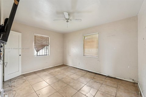 Villa ou maison à vendre à Miami, Floride: 2 chambres, 72 m2 № 1945185 - photo 12