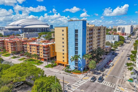 Кондоминиум с 1 спальней в Майами, Флорида № 2034776