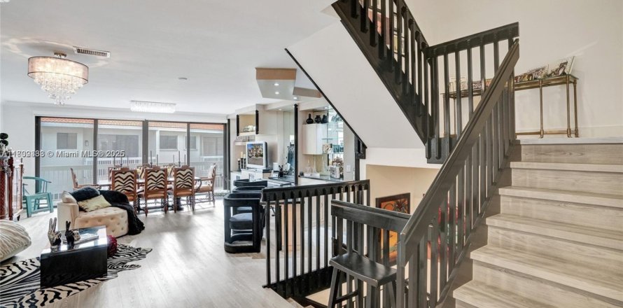 Townhouse in Aventura, Florida 4 bedrooms, 245.82 sq.m. № 2055258