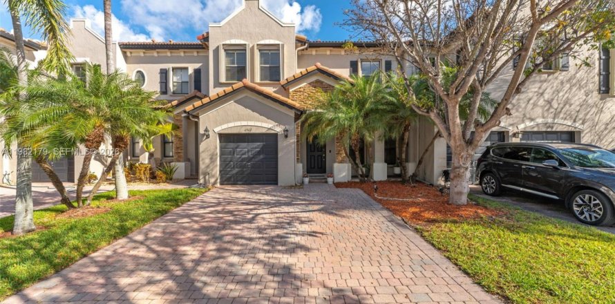 Adosado en Homestead, Florida 4 dormitorios, 180.79 m2 № 2043326