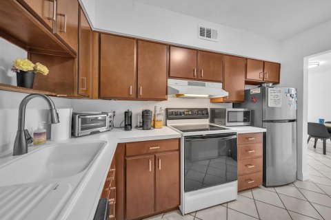 Condo in Miami, Florida, 2 bedrooms  № 2249761 - photo 11