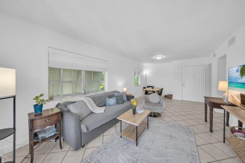 Condo in Miami, Florida, 2 bedrooms  № 2249761 - photo 8