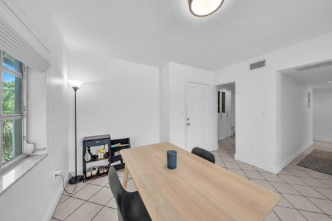 Condo in Miami, Florida, 2 bedrooms  № 2249761 - photo 9