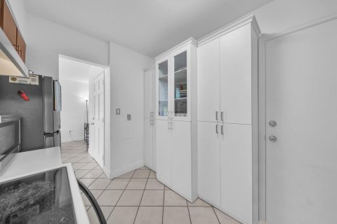 Condo in Miami, Florida, 2 bedrooms  № 2249761 - photo 14