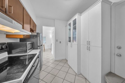 Condo in Miami, Florida, 2 bedrooms  № 2249761 - photo 13