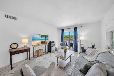 Condo in Miami, Florida, 2 bedrooms  № 2249761 - photo 7