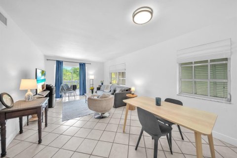 Condo in Miami, Florida, 2 bedrooms  № 2249761 - photo 4