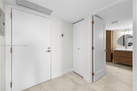 Condominio en alquiler en Miami Beach, Florida, 1 dormitorio, 78.78 m2 № 1956487 - foto 22