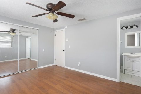 House in Largo, Florida 3 bedrooms, 104.24 sq.m. № 1802276 - photo 12