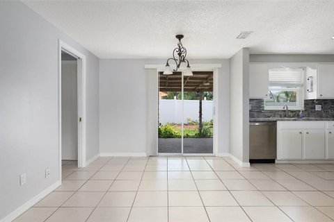 House in Largo, Florida 3 bedrooms, 104.24 sq.m. № 1802276 - photo 7