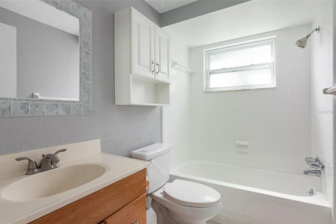 House in Largo, Florida 3 bedrooms, 104.24 sq.m. № 1802276 - photo 16