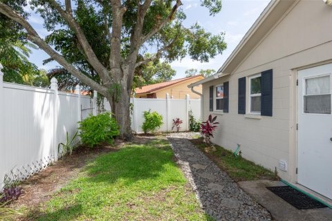 House in Largo, Florida 3 bedrooms, 104.24 sq.m. № 1802276 - photo 23