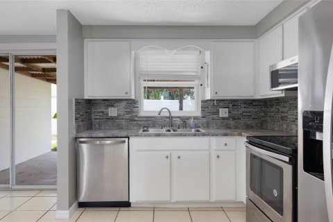 House in Largo, Florida 3 bedrooms, 104.24 sq.m. № 1802276 - photo 10