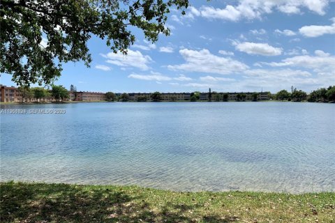 Condo in Miami, Florida, 1 bedroom  № 2006290 - photo 12