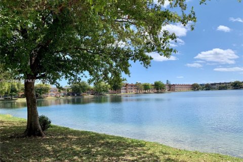 Condo in Miami, Florida, 1 bedroom  № 2006290 - photo 1