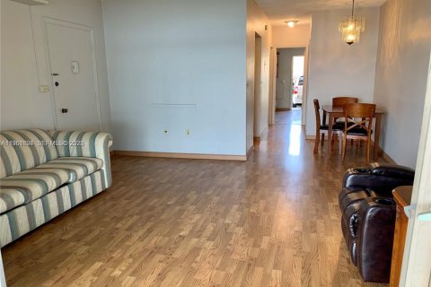 Condo in Miami, Florida, 1 bedroom  № 2006290 - photo 10