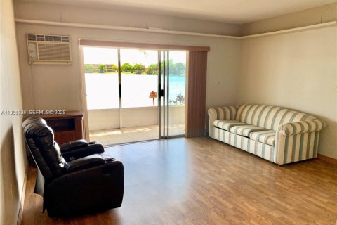 Condo in Miami, Florida, 1 bedroom  № 2006290 - photo 8