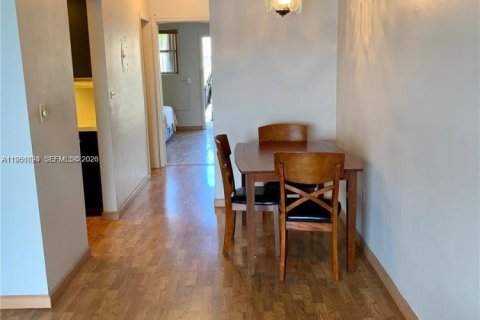 Condo in Miami, Florida, 1 bedroom  № 2006290 - photo 9