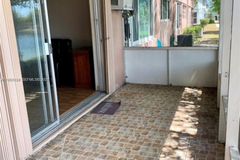 Condo in Miami, Florida, 1 bedroom  № 2006290 - photo 11