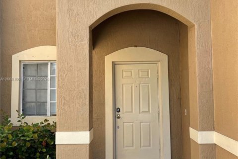 Townhouse in Cutler Bay, Florida 3 bedrooms, 120.31 sq.m. № 2070395 - photo 2