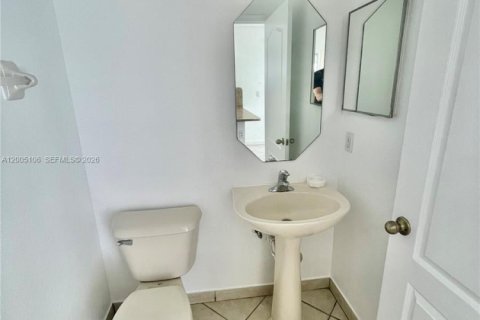 Townhouse in Cutler Bay, Florida 3 bedrooms, 120.31 sq.m. № 2070395 - photo 16