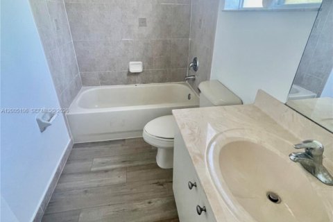 Townhouse in Cutler Bay, Florida 3 bedrooms, 120.31 sq.m. № 2070395 - photo 13